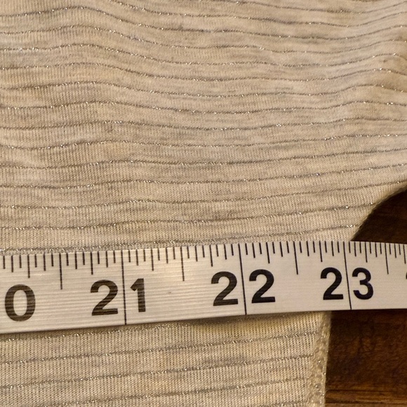 American Eagle Cream & Silver V-Neck Top - Picture 6 of 9